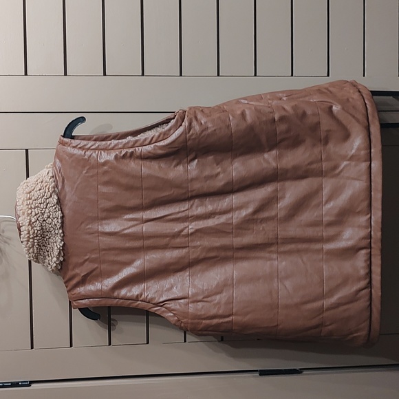Tuckernuck Camel Leather and Shearling Reversible Beckham Vest size Medium - Picture 9 of 9